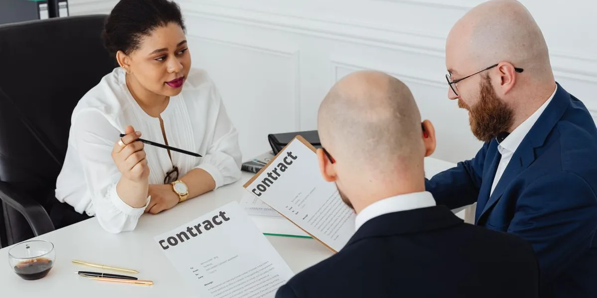 Contracts Manager workplace — Dubai, UAE