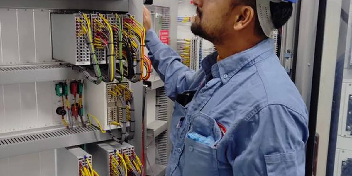 Senior Electrical Engineer workplace — Dubai, UAE